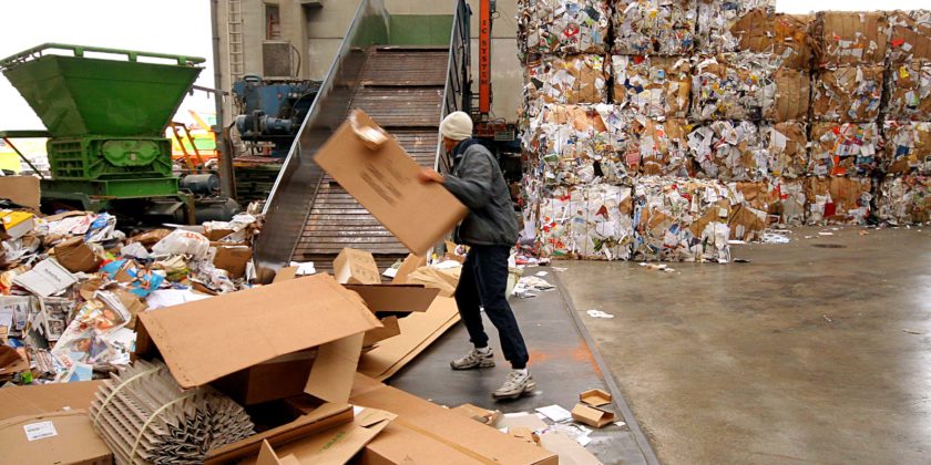 Come riciclare una vecchia scatola per creare una piccola libreria per la tua casa