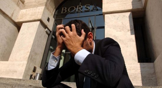 Risparmi e soldi a rischio con gli investimenti in Borsa come comportarsi