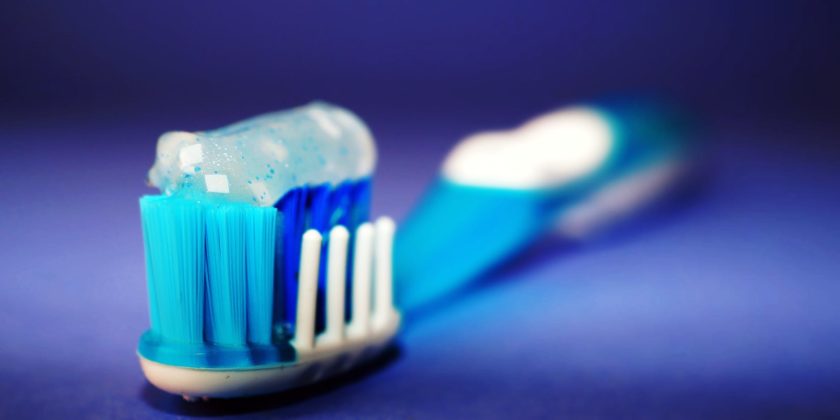 Come togliere le macchie di dentifricio dai vestiti in maniera semplice e veloce