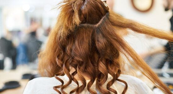 Siete davvero sicuri che tagliare i capelli li faccia crescere più in fretta? Ecco la verità