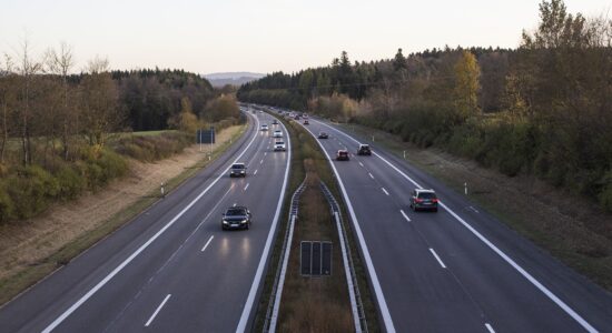 Auto ferma in autostrada