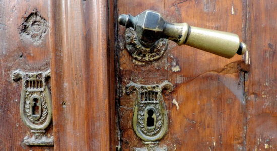 porta vecchia e sporca di polvere