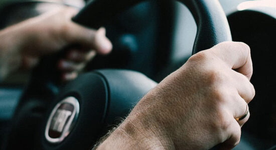 guidatore al volante di un auto