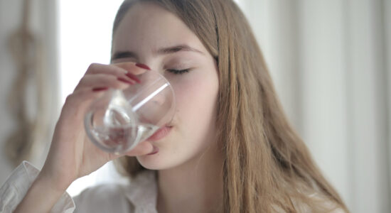 bere acqua