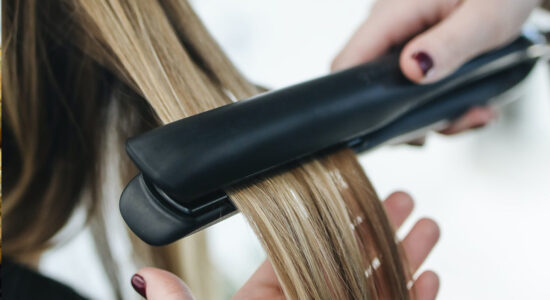 capelli alla piastra