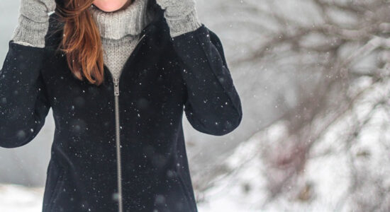 donna con cappotto