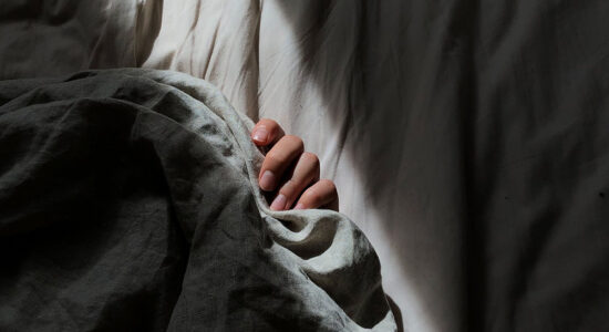 dormire sotto le coperte per paura del buio