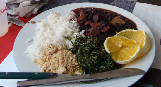 feijoada con riso farofa e arance