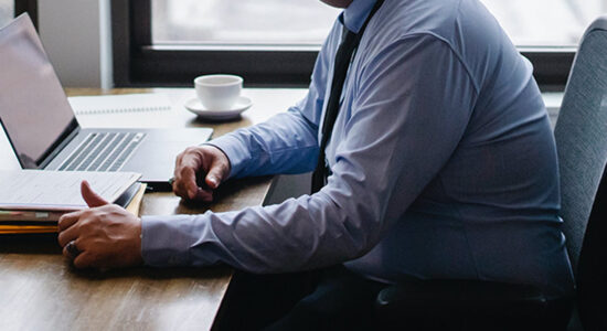 un impiegato alla scrivania