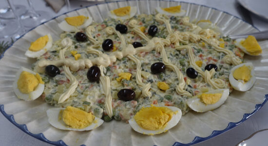 un piatto di insalata russa