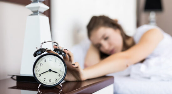 alzarsi dal letto la mattina