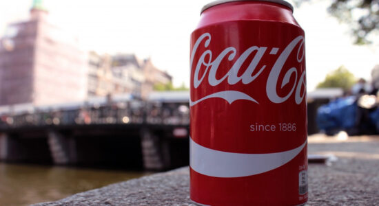 una lattina di Coca-Cola