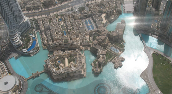 Le grandi vasche ornamentali delle fontane alla base del Burj Khalifa, viste dall'alto dell'edificio