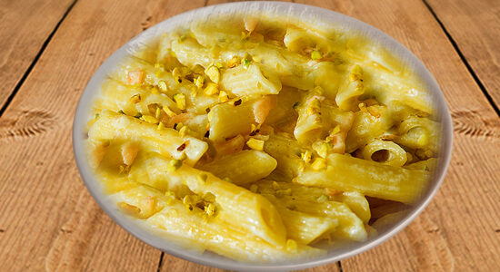 paccheri al salmone e robiola con granella di pistacchi