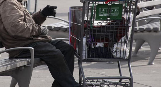 uomo sul lastrico in strada