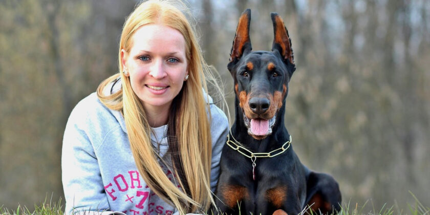 un dobermann con la sua padroncina