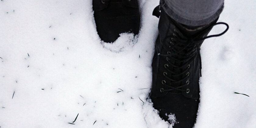 piedi nella neve