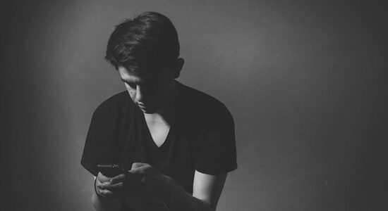 ragazzo con telefono