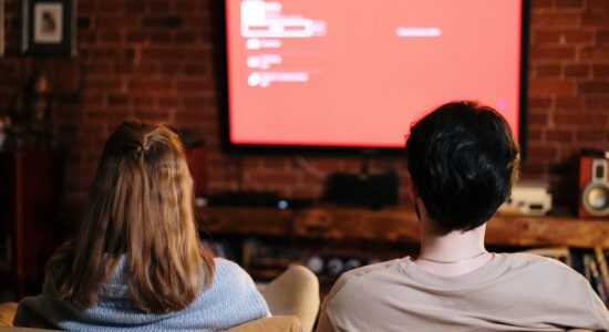 coppia che guarda RaiPlay sulla televisione