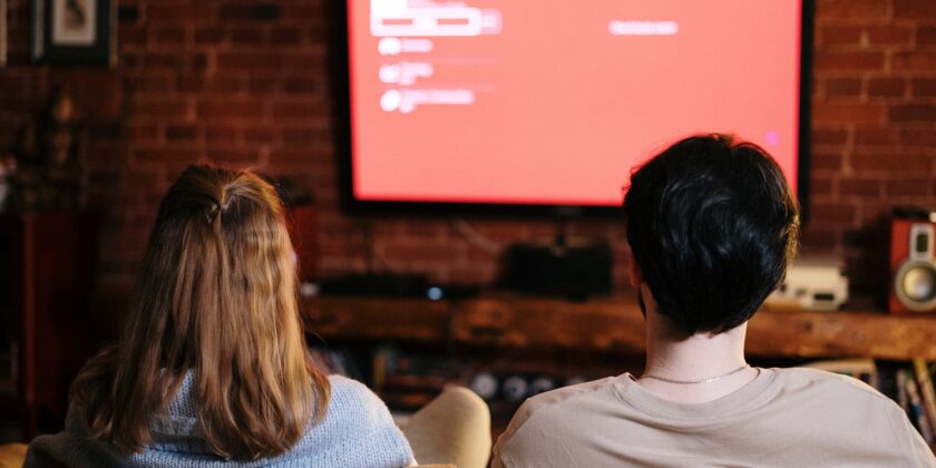 coppia che guarda RaiPlay sulla televisione