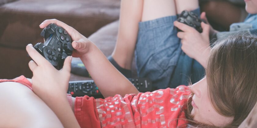 figli giocano ai videogame