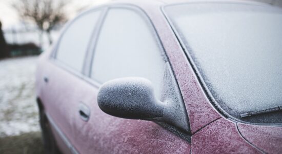 macchina sotto la neve