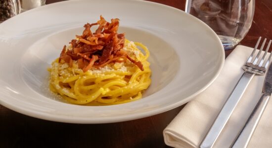 spaghetti pancetta e mandorle