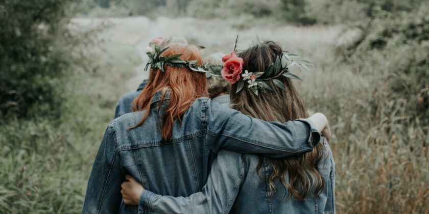 ragazze con giacche jeans