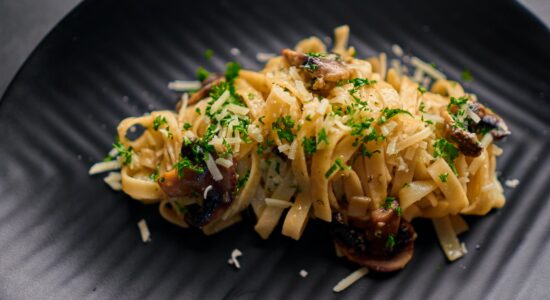 pasta funghi e provola a scaglie