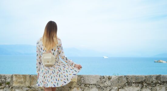 ragazza con zainetto