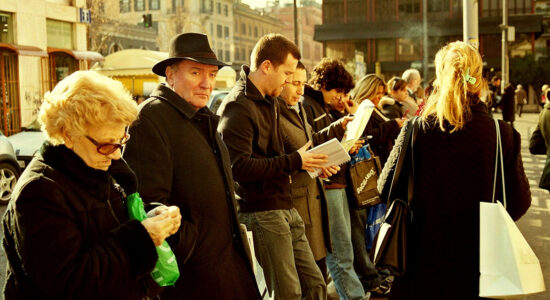 fila di persone