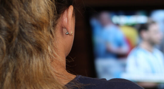 guardare televisore