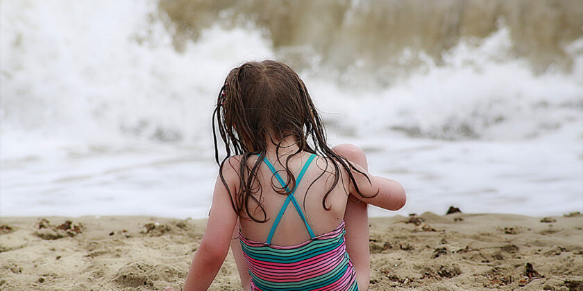 bambina in spiaggia