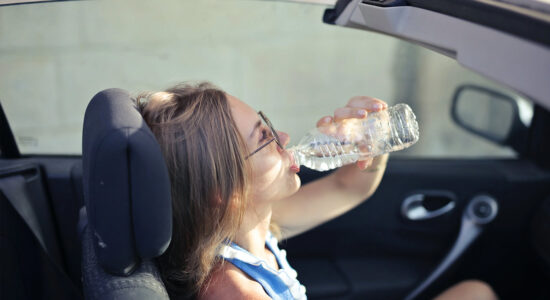 bere acqua