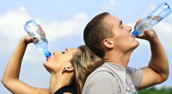 bere acqua
