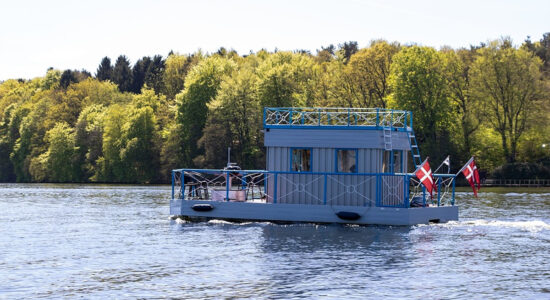 houseboat