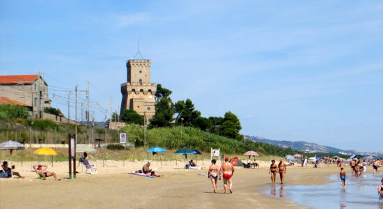 Pineto, spiaggia e torre