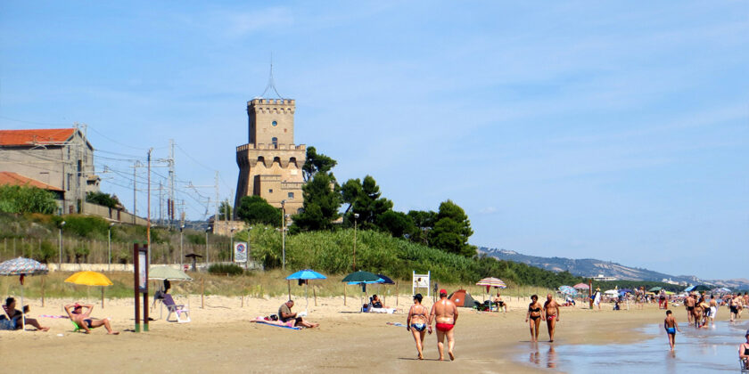 Pineto, spiaggia e torre