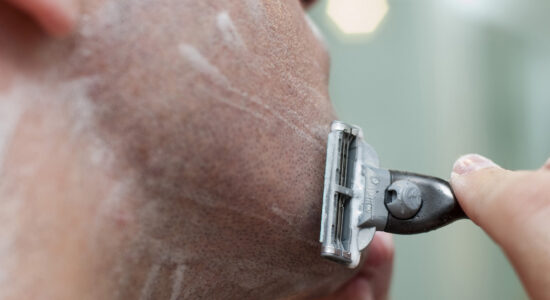 radere barba