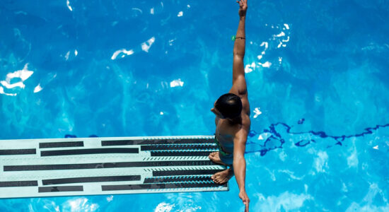 tuffo in piscina