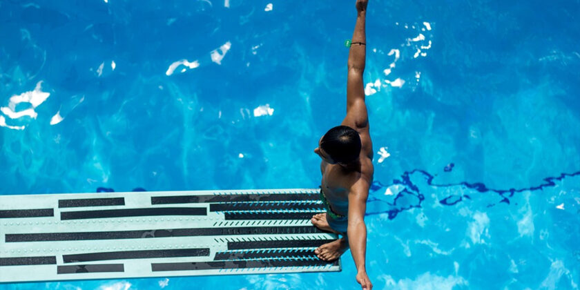 tuffo in piscina