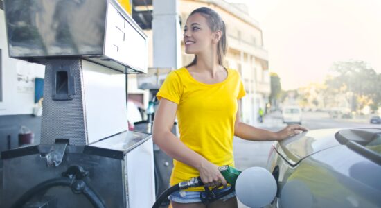donne benzina erogatore distributore