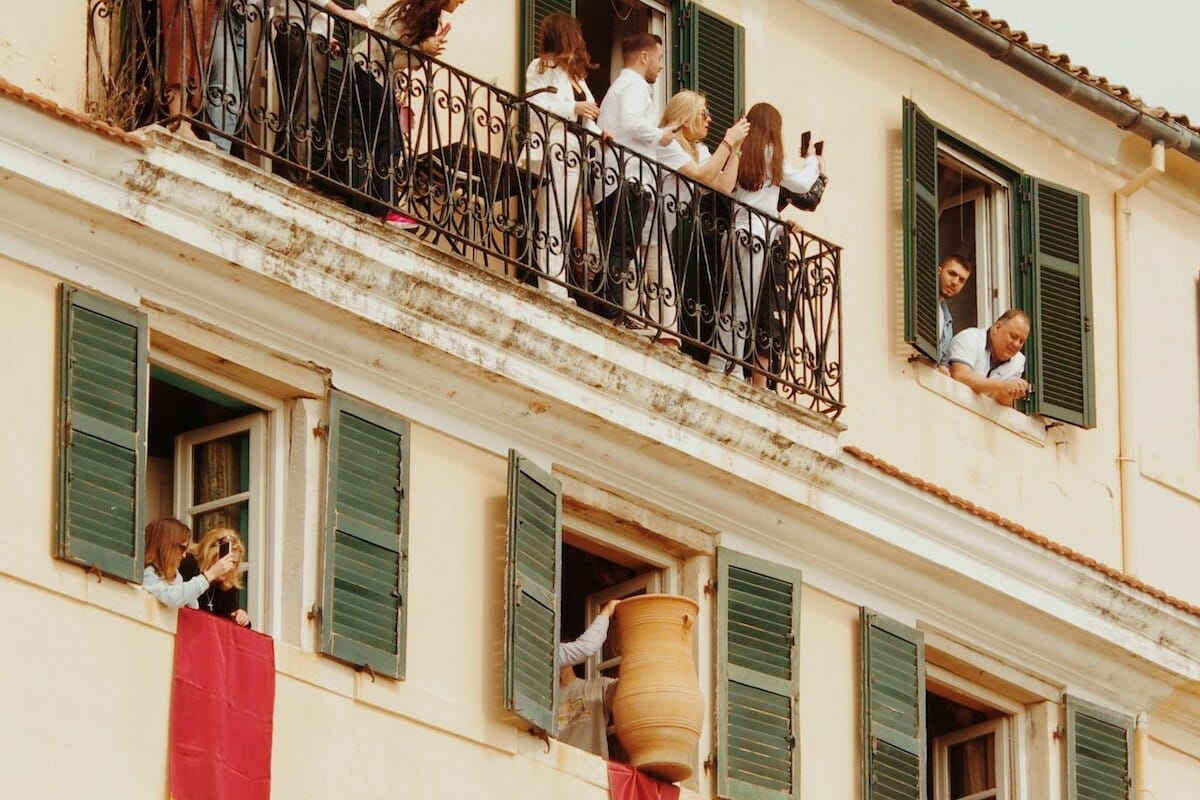 A Napoli c'era la tradizione di buttare giù da finestre e balconi oggetti vecchi