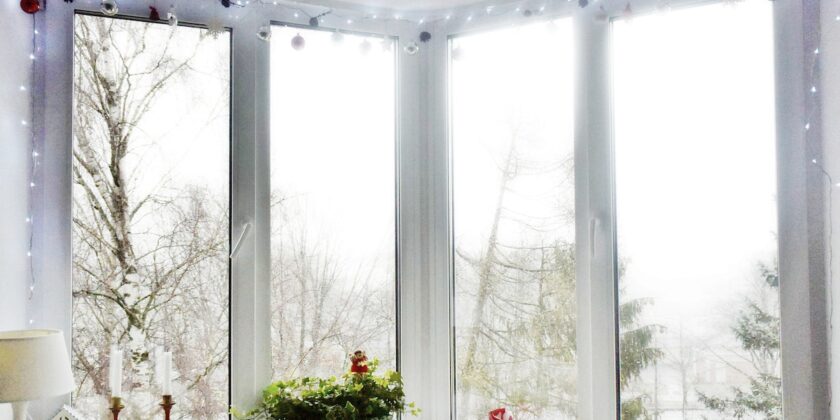 Addobbare per Natale scale e finestre