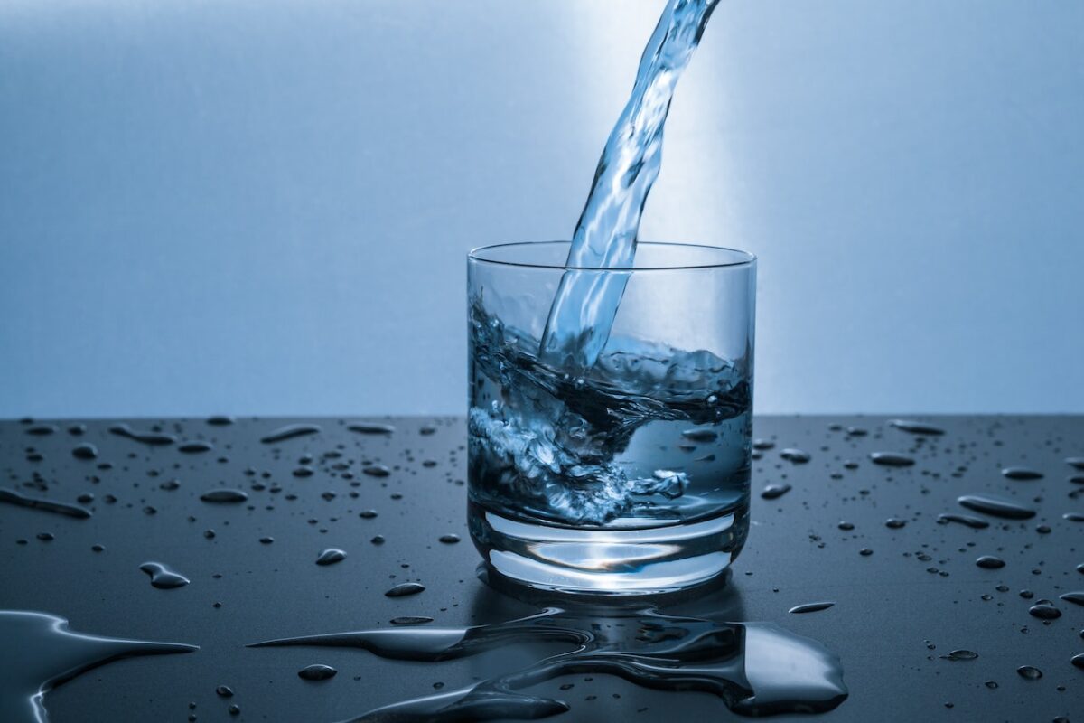 Aggiungiamo anche un bicchiere d’acqua