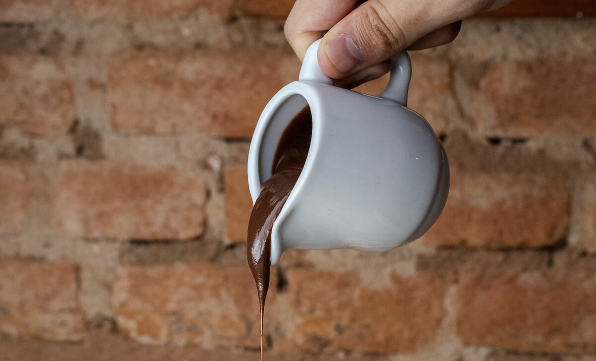 Aggiungiamo il cioccolato sciolto a bagnomaria per rendere irresistibile questa ricetta