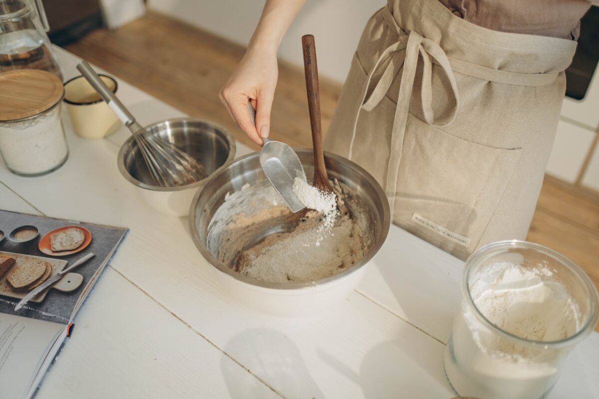 Aggiungiamo la farina d'avena e mescoliamo il composto-proiezionidiborsa.it