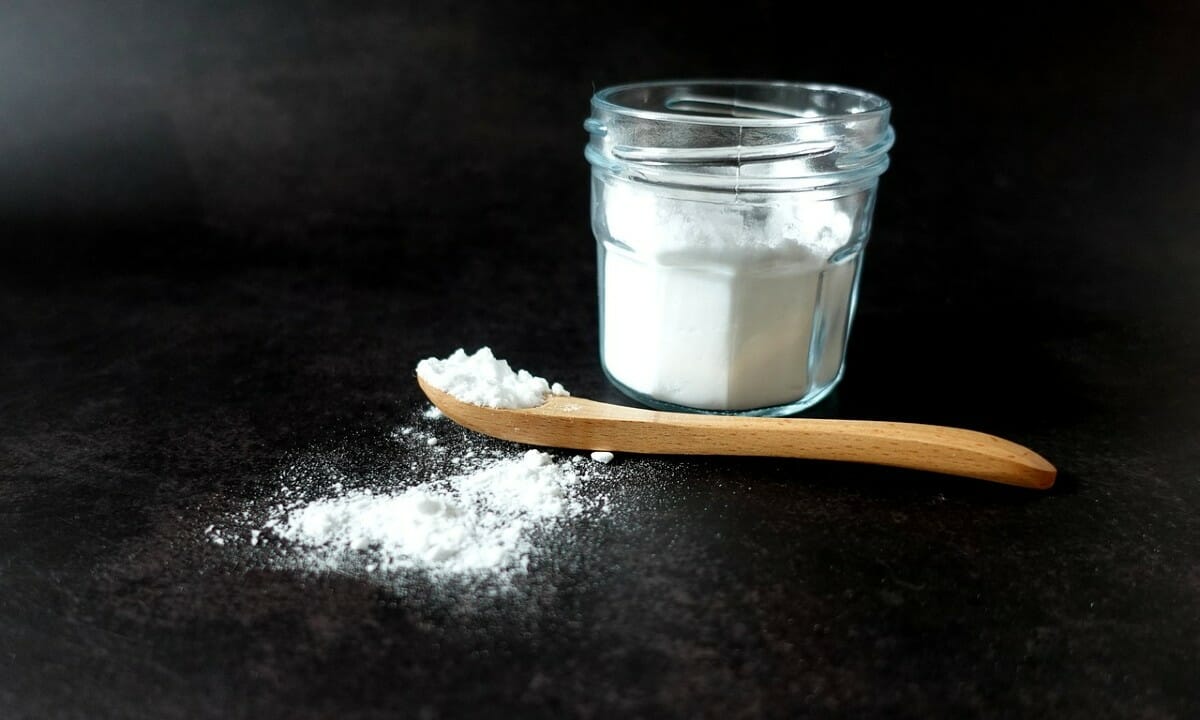 Aggiungiamo un cucchiaio abbondante di bicarbonato