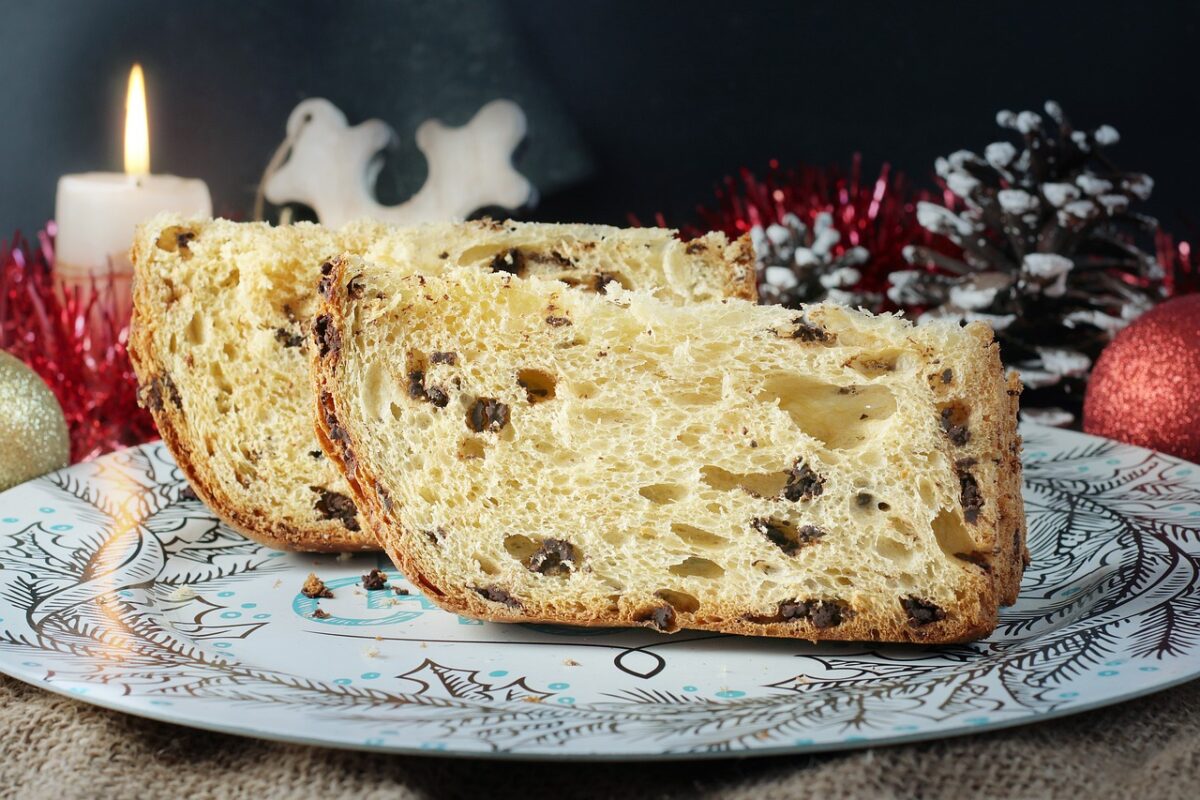 Al momento del panettone si stappa una bella bottiglia di spumante-proiezionidiborsa.it