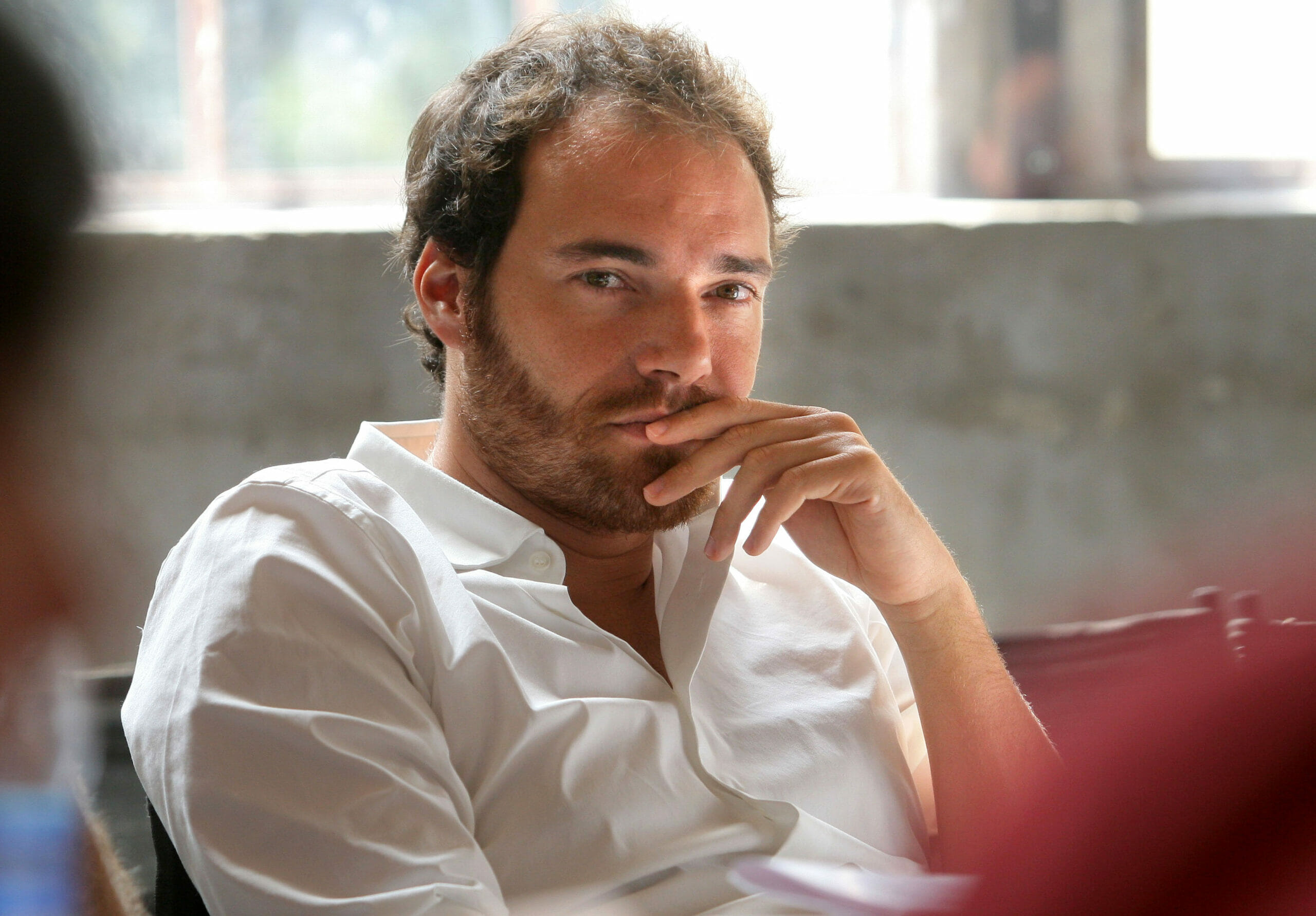 Andrea Pezzi ha esordito come DJ a Radio DeeJay e poi come conduttore TV